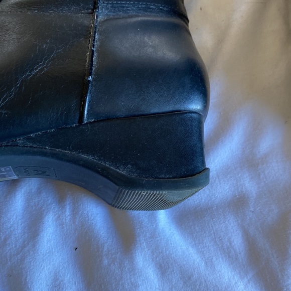 Kenneth Cole size 10 zip up black leather boots with low wedge heel - Picture 5 of 6